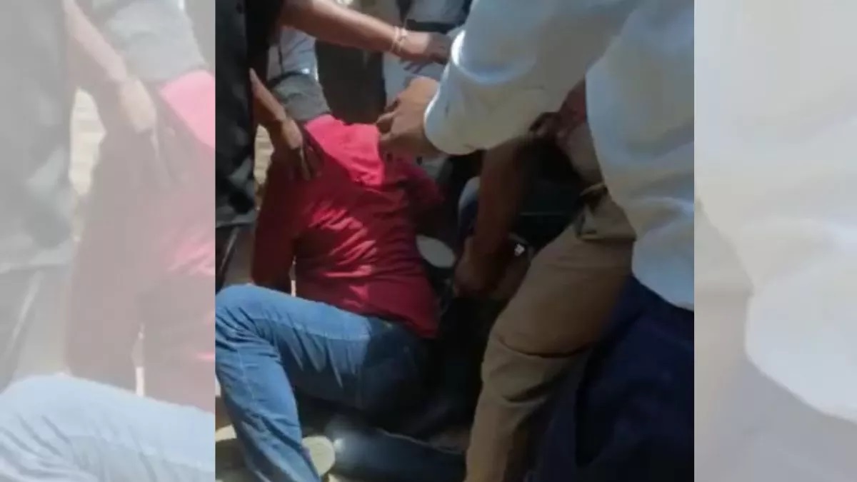 जौनपुर कोर्ट में दिनदहाड़े फायरिंग, पेशी के लिए आए बंदी को बदमाशों ने मारी गोली; हालत गंभीर
