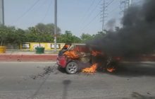 सड़क पर चलती कार बनी आग का गोला, दंपति ने कूदकर बचाई जान