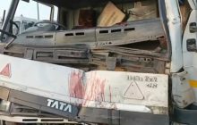 ग्रेटर नोएडा: ईस्टर्न पेरीफेरल एक्सप्रेसवे पर ट्रक ने कैंटर को मारी टक्कर, चालक व परिचालक गंभीर रूप से घायल