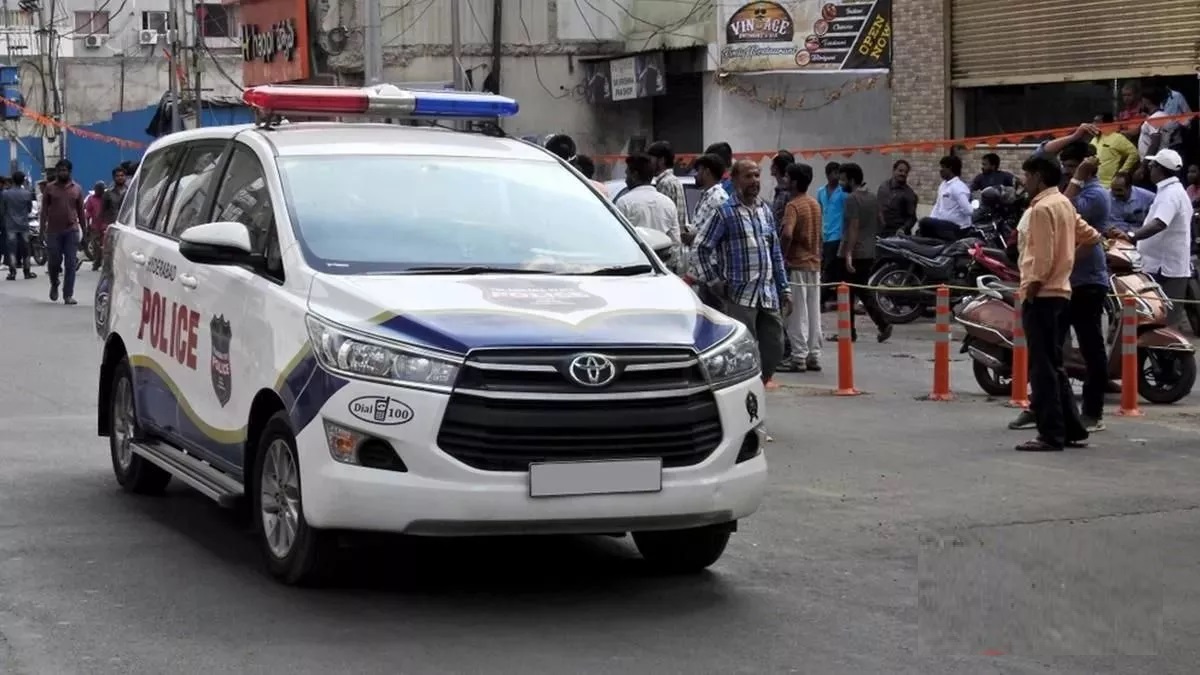 नोएडा में बदमाशों के हौसले बुलंद, कैब चालक से हथियार के बल पर लूटी कार