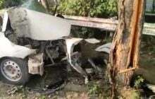 ग्रेटर नोएडा एक्सप्रेसवे पर हुए सड़क हादसे में तेज रफ्तार स्विफ्ट डिजायर गाड़ी पेड़ से जा टकराई, तीन की मौत