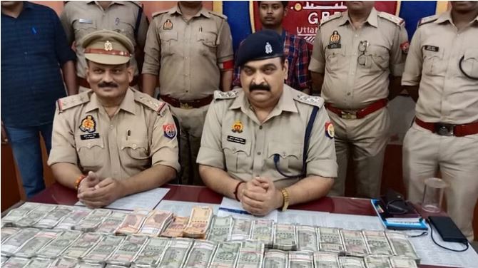 चंदौली जीआरपी पुलिस ने 53.68 लाख रुपये की नगदी के साथ कैरियर गिरफ्तार किया