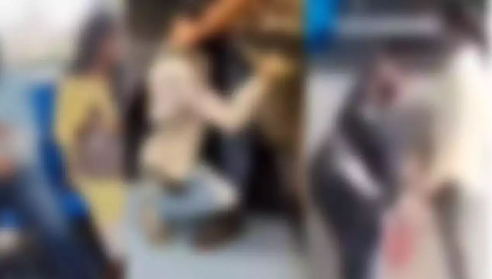 OMG! Delhi Metro में ये क्या हो रहा है! ‘हस्तमैथुन’ के बाद अब एक और ‘गंदी हरकत’ का वीडियो Viral
