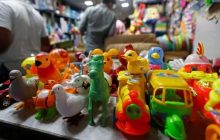 दिल्ली के V3S मॉल में 7 साल की बच्ची से छेड़छाड़, खिलौने की दुकान में सेल्समैन की इस हरकत पर आती है शर्म