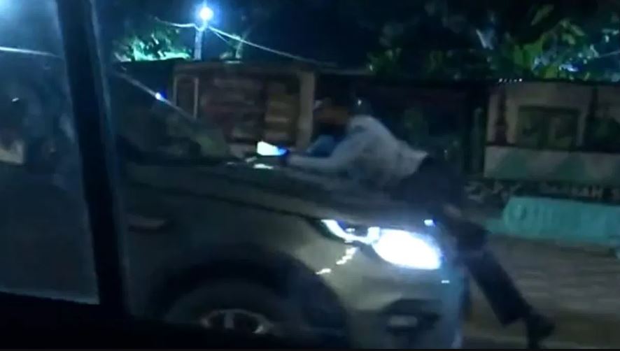 कार की बोनट पर युवक को लटकाया, और 3KM तक दिल्ली की सड़कों पर दौड़ाता रहा गाड़ी...Video Viral