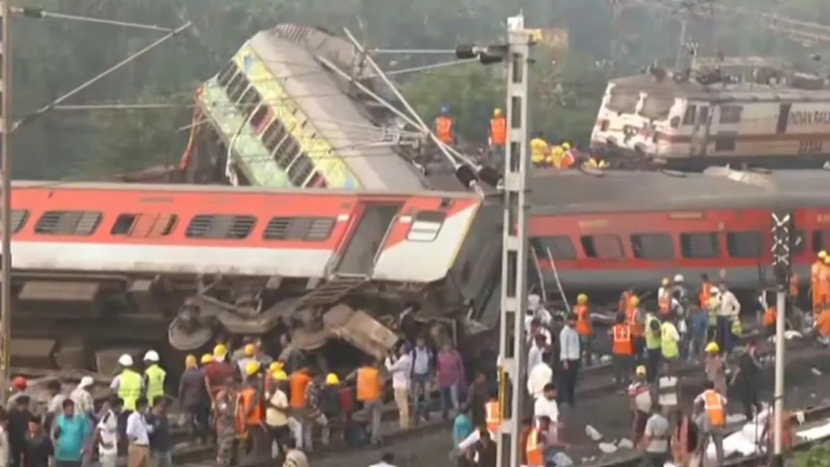 3 ट्रेनों के बीच हुई भीषण भिड़ंत में अब तक 280 यात्रियों की मौत, 900 से ज्यादा घायल
