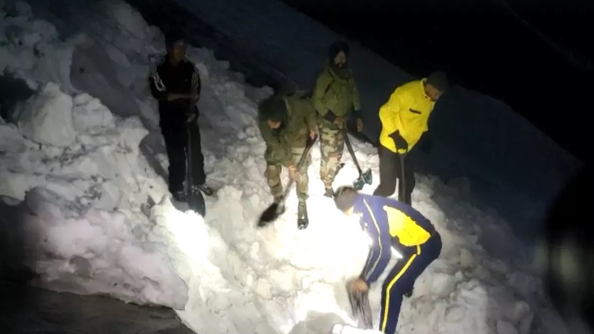 हेमकुंड साहिब में हिमखंड टूटने से बर्फ में दबे यात्री, 5 सुरक्षित, एक महिला की तलाश जारी