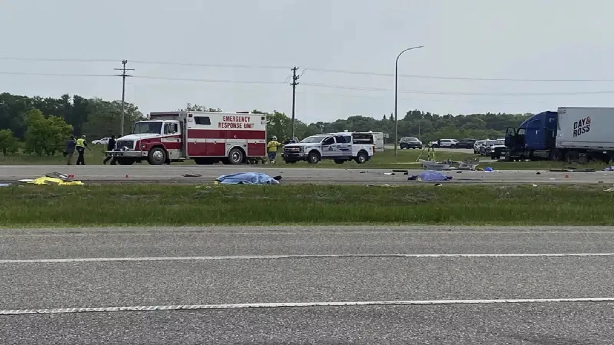 कनाडा में दर्दनाक सड़क हादसा, ट्रक और बस में हुई भिड़ंत, 15 लोगों की मौत