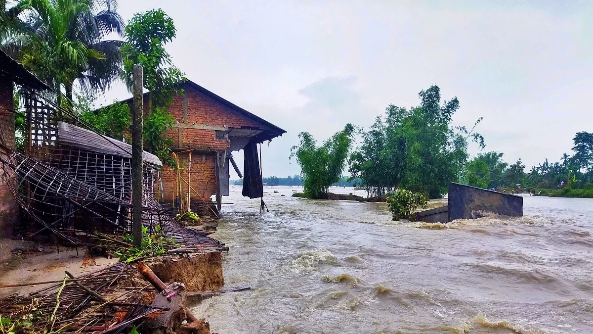 असम में बाढ़ की गंभीर स्थिति बरकरार, नदियां खतरे के निशान से ऊपर बह रहीं