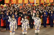 अंतरिक्ष स्टेशन पर छह महीने बिताने के बाद धरती पर सकुशल लौटे चीन के तीन अंतरिक्ष यात्री