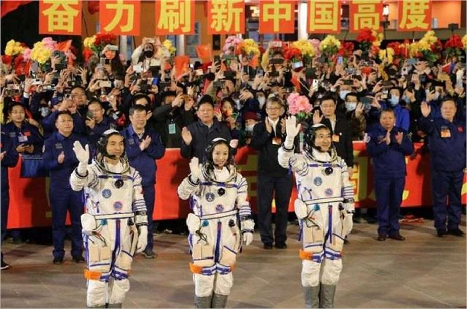 अंतरिक्ष स्टेशन पर छह महीने बिताने के बाद धरती पर सकुशल लौटे चीन के तीन अंतरिक्ष यात्री