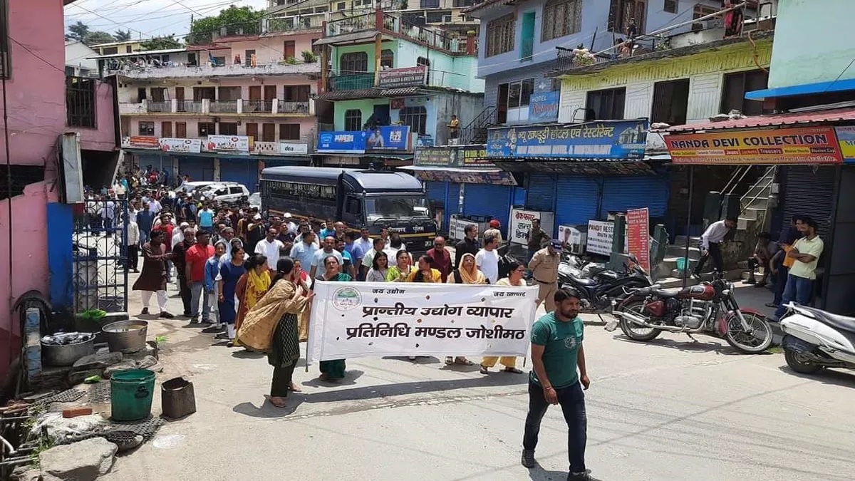 हेलंग मारवाड़ी बाईपास निर्माण के खिलाफ जोशीमठ में जूलूस प्रदर्शन, बंद रहा बाजार, तीर्थयात्री हुए परेशान