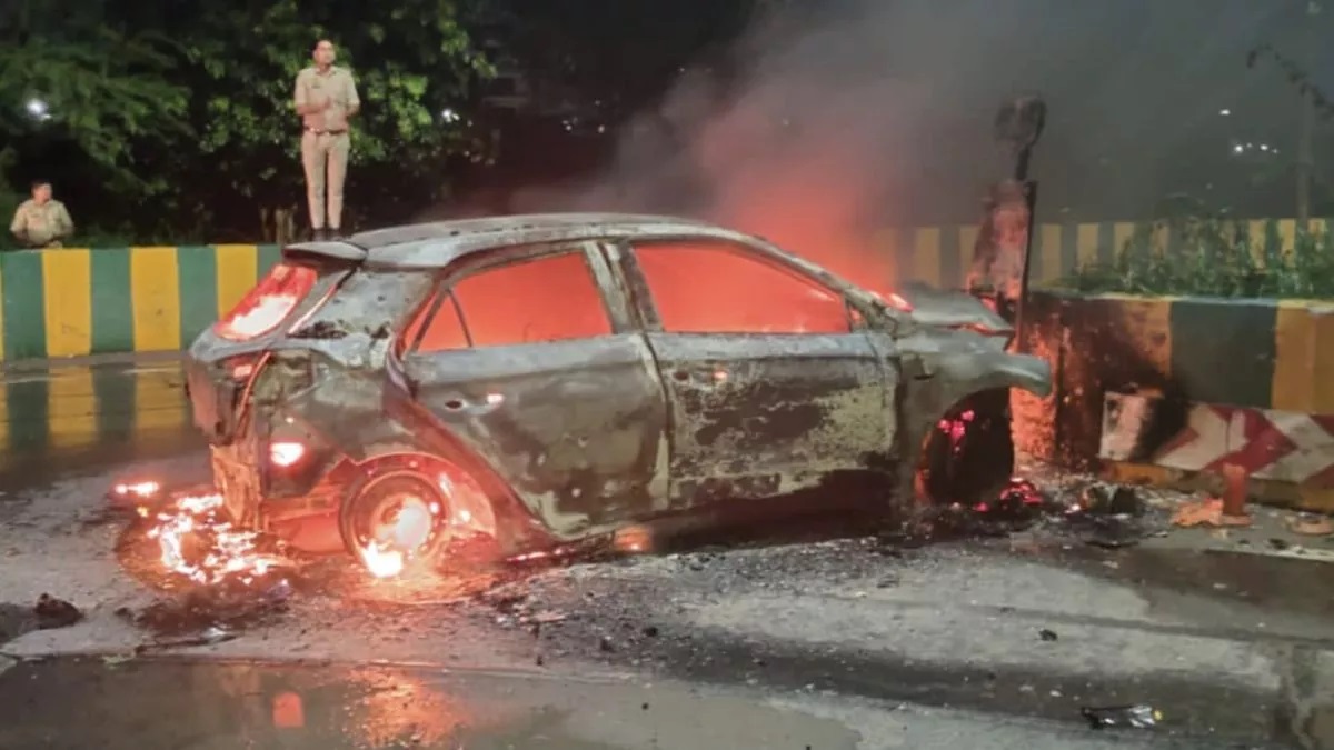 नोएडा में डिवाइडर से टकराने पर कार में लगी आग, इंजीनियर समेत दो गंभीर रूप से झुलसे; देखें VIDEO