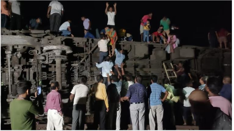ओडिशा में बड़ा ट्रेन हादसा, मालगाड़ी से टकराई कोरोमंडल एक्सप्रेस