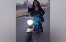 बाइक पर दोनों हाथ छोड़ लड़की का गढ़वाली गाने पर स्टंट, देखें VIDEO, सोशल मीडिया पर की पोस्ट