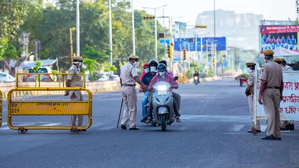 Noida: जिले में 20 जुलाई तक बढ़ाई गई धारा 144, सात थाना प्रभारी इधर से उधर; चार को किया गया दंडित