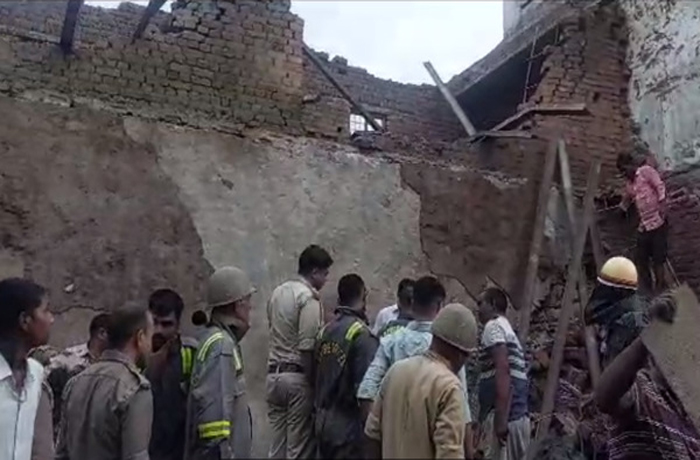 बुलंदशहर में घर की छत गिरी, मलबे में दबकर एक ही परिवार के 4 लोगों की मौत