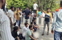 छात्र की मौत से आक्रोशित छात्रों ने की इलाहाबाद विश्वविद्यालय में की तोड़फोड़, सड़क जाम