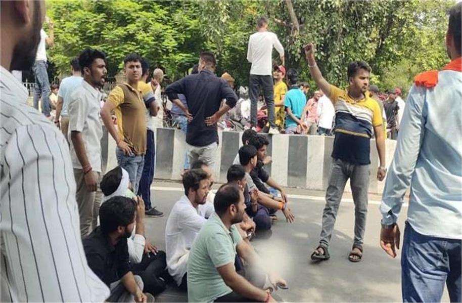 छात्र की मौत से आक्रोशित छात्रों ने की इलाहाबाद विश्वविद्यालय में की तोड़फोड़, सड़क जाम