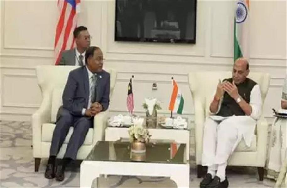 रक्षामंत्री राजनाथ सिंह ने मलेशियाई प्रधानमंत्री से की मुलाकात, द्विपक्षीय संबंधों को लेकर  की बात
