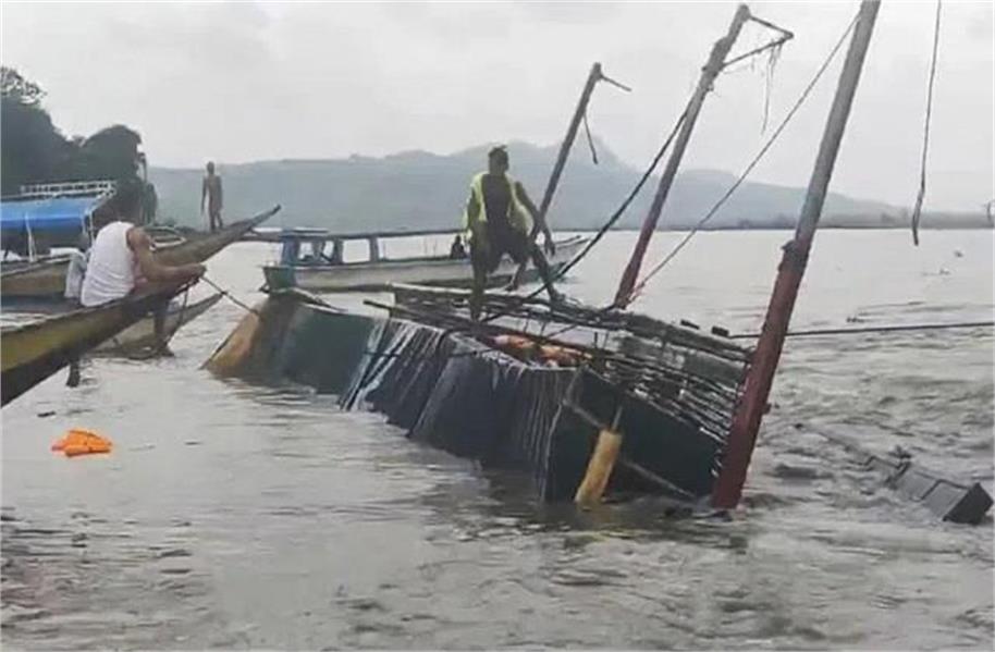फिलीपींस में नाव पलटने से 30 लोगों के मारे जाने की आशंका, बचाव अभियान जारी