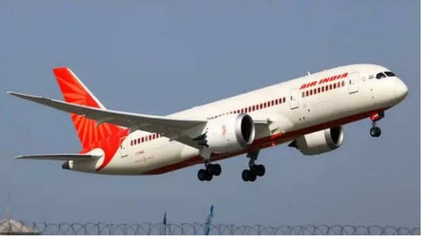 दिल्ली से पेरिस जा रहे विमान की इमरजेंसी लैडिंग, पायलट ने टायर फटने की जताई आशंका