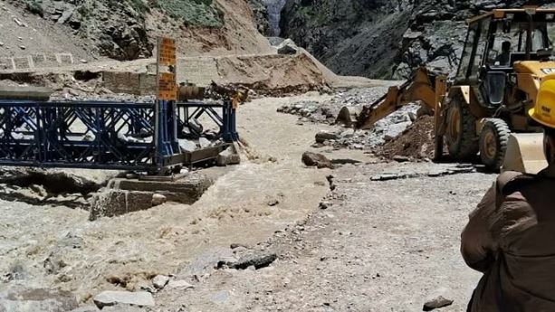 अतिवृष्टि से गिर्थी नदी का जलस्तर बढ़ा, खतरे में आया चीन सीमा को जोड़ने वाला पुल