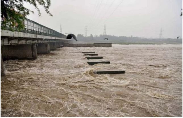 दिल्ली में यमुना के जल स्तर ने तोड़ा 45 साल पुराना रिकॉर्ड, निचले इलाकों में बाढ़ का खतरा