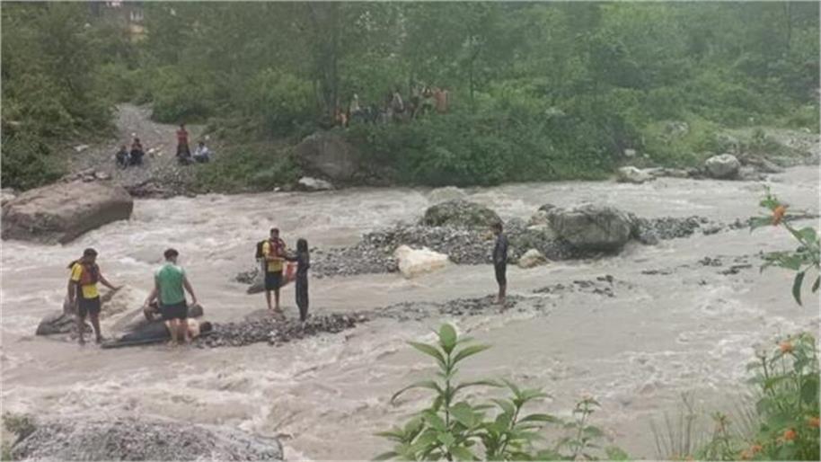 नदी में 'मौत की सेल्फी': मुरादाबाद से देहरादून घूमने आई थी मेडिकल की छात्रा, फोटो खींचते वक्त चली गई जान