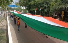 नोएडा में 77 वें स्वतंत्रता दिवस पर भारतीय सेन समाज ने निकाली 131 मीटर लंबी तिरंगा यात्रा, वीर शहीदों को किया याद
