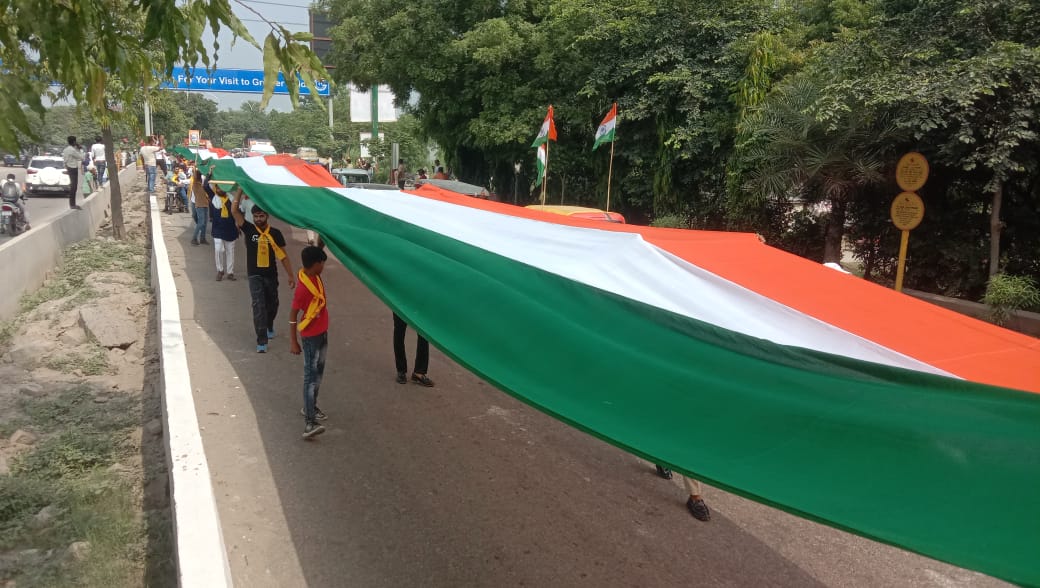 नोएडा में 77 वें स्वतंत्रता दिवस पर भारतीय सेन समाज ने निकाली 131 मीटर लंबी तिरंगा यात्रा, वीर शहीदों को किया याद