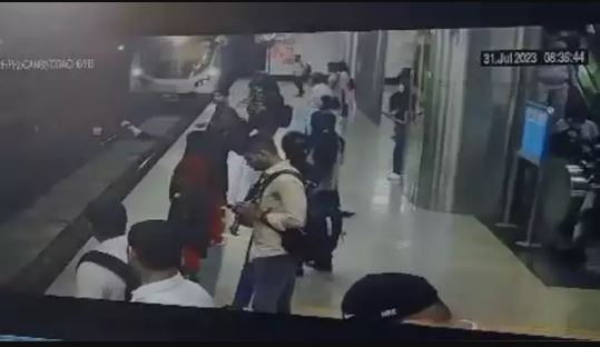 Delhi: मेट्रो के आगे कूदकर शख्स ने की खुदकुशी, VIDEO देख खड़े हो जाएंगे रोंगटे
