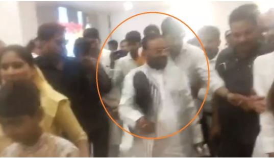 अब स्वामी प्रसाद मौर्य पर फेंका गया जूता, सपा के ओबीसी महासम्मेलन के दौरान हुई घटना