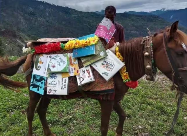 पहाड़ी इलाकों के बच्चों के लिए बनाई पर घोड़े पर लाईब्रेरी, मुश्किल हालातों में नौनिहाल सीख रहे ककहरा
