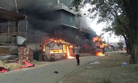 मणिपुर में फिर हिंसा और आगजनी, मैतेई समुदाय के 3 लोगों की हत्या, बफर जोन क्रॉस कर आए हमलावर