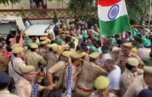 Noida विधायक पंकज सिंह के कार्यालय को घेरने की कोशिश; बैरिकेडिंग तोड़ी, पुलिस और किसानों की झड़प