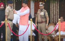 मुख्यमंत्री सराहनीय सेवा पदक से नवाजे गए पुलिसकर्मी, सीएम धामी ने दिए मेडल