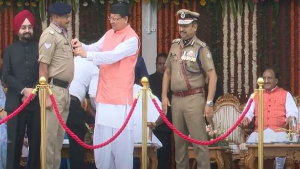 मुख्यमंत्री सराहनीय सेवा पदक से नवाजे गए पुलिसकर्मी, सीएम धामी ने दिए मेडल