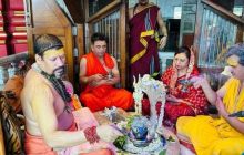 अभिनेता राजपाल यादव व उत्तराखंड की पूर्व राज्यपाल बेबी रानी मौर्य ने श्री दक्षिण काली मंदिर में किया रूद्राभिषेक
