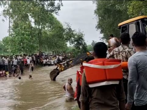 UP के सहारनपुर में बड़ा हादसा, श्रद्धालुओं से भरी ट्रैक्टर-ट्रॉली नदी में पलटी, 2 बच्चों समेत 8 की मौत, कई लापता