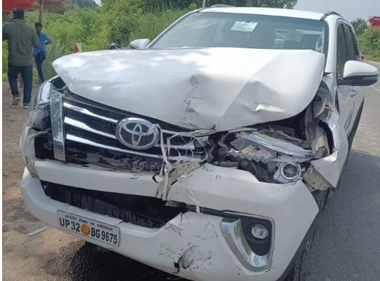 केंद्रीय मंत्री अनुप्रिया पटेल के पति की कार का एक्सीडेंट, हाथ और पैर में लगी चोट