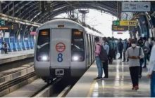 दिल्ली के राजौरी गार्डन स्टेशन पर मेट्रो के आगे छलांग लगाकर शख्स ने दी जान