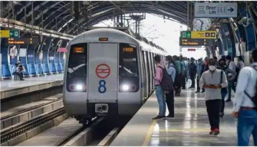 दिल्ली के राजौरी गार्डन स्टेशन पर मेट्रो के आगे छलांग लगाकर शख्स ने दी जान