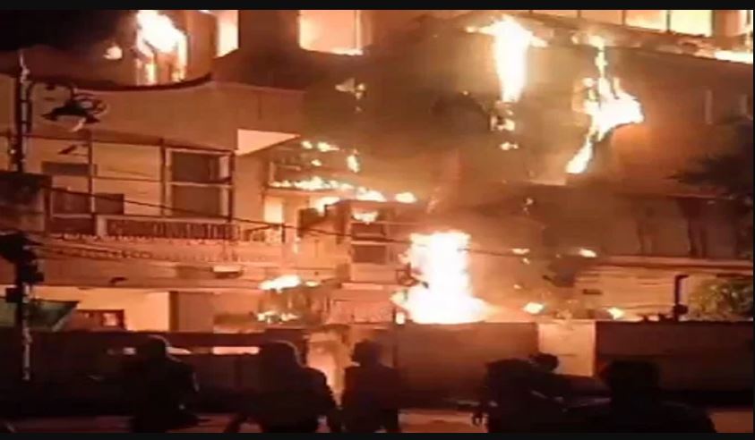वाराणसी के थ्री स्टार होटल में अचानक लगी भीषण आग, करोड़ों का सामान जलकर खाक