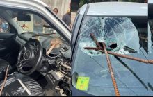 नोएडा: चलती कार में घुसी सरिया, शीशे को आर-पार कर ड्राइविंग सीट तक पहुंची, फिर