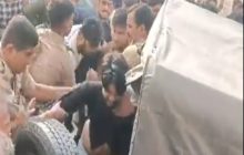 लखनऊ यूनिवर्सिटी में छात्रों के दो गुटों में चले लात-घूंसे, पुलिस के सामने होती रही युवक की पिटाई