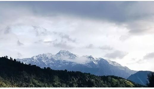 हिमालय की ऊंची चोटियों पर मौसम का पहला हिमपात, बर्फ की सफेद चादर में ढकी पहाड़ी