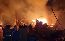 काठ बाजार में भीषण आग ने मचाई तबाही, 100 से अधिक दुकानें जलकर खाक, करोड़ों रुपये का नुकसान
