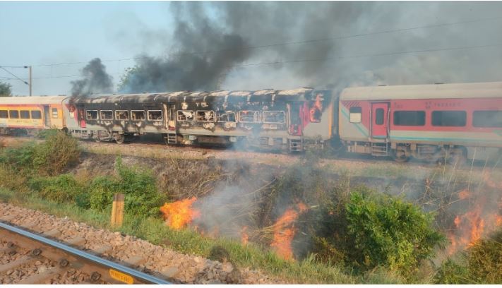 चलती ट्रेन में आग, खिड़की से कूदकर बचाई जान... पातालकोट एक्सप्रेस के 150 यात्रियों के लिए 'भगवान' बने यशपाल