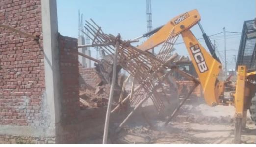 ग्रेटर नोएडा में अवैध निर्माण पर चला बुलडोजर, सुनपुरा में अथॉरिटी ने खाली कराई 40 करोड़ की जमीन